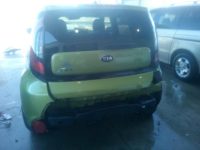 KNDJN2A24F7797919 - 2015 KIA SOUL GREEN photo 10