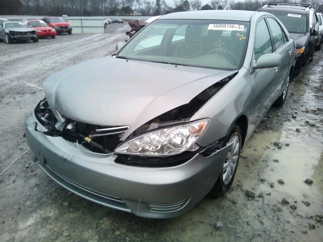 4T1BE32K15U947764 - 2005 TOYOTA CAMRY LE/X GRAY photo 2