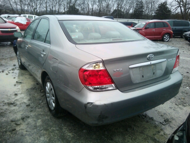 4T1BE32K15U947764 - 2005 TOYOTA CAMRY LE/X GRAY photo 3