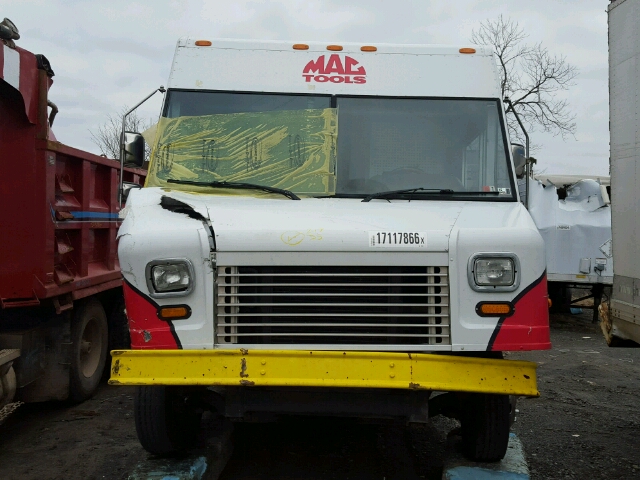 4UZAAPDU58CZ90088 - 2008 FREIGHTLINER CHASSIS M WHITE photo 9