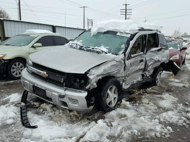 1GNDT13S052176125 - 2005 CHEVROLET TRAILBLAZE SILVER photo 2