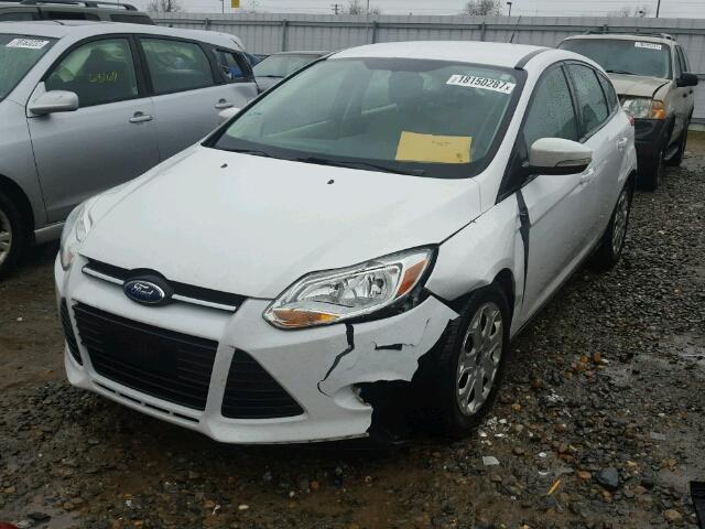 1FAHP3K26CL274004 - 2012 FORD FOCUS SE WHITE photo 2