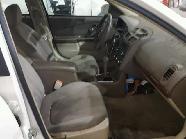 1G1ZS58F28F125686 - 2008 CHEVROLET MALIBU WHITE photo 5