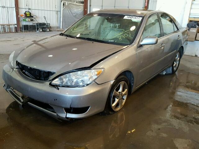 4T1BE32K35U578907 - 2005 TOYOTA CAMRY LE SILVER photo 2