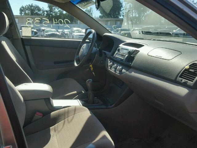 JTDBE32K053002556 - 2005 TOYOTA CAMRY LE GRAY photo 5