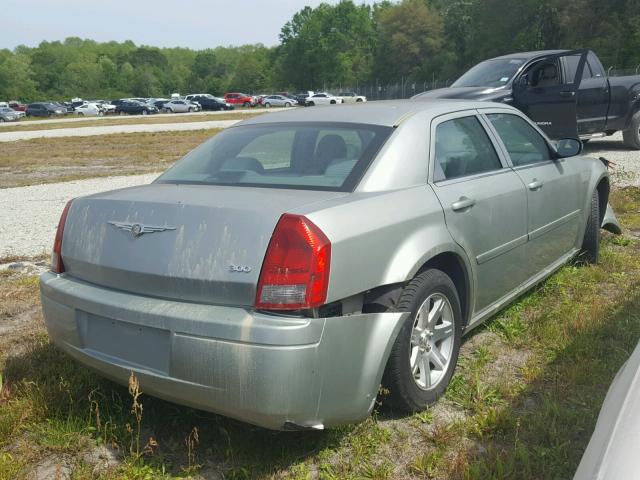 2C3JA43R15H103177 - 2005 CHRYSLER 300 SILVER photo 4