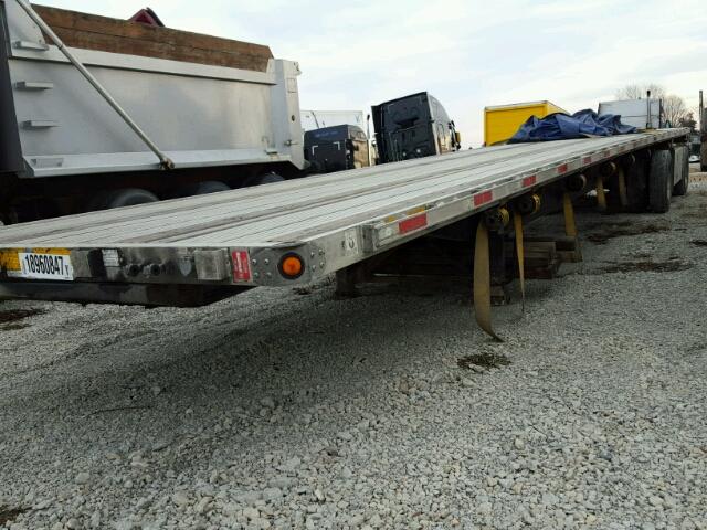 1UYFS2481CA209814 - 2012 UTILITY FLAT BED SILVER photo 2