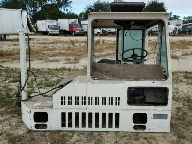 68193 - 1994 OTTAWA YARD TRACTOR CAB ONLY WHITE photo 9