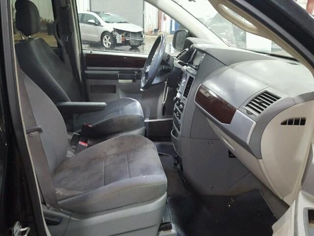 2A4RR5DX3AR475029 - 2010 CHRYSLER TOWN & COU BLACK photo 5