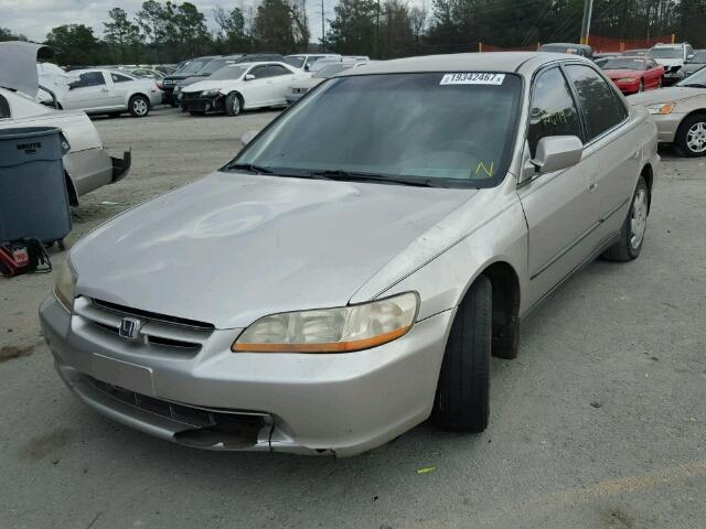 1HGCG1646XA045149 - 1999 HONDA ACCORD LX TAN photo 2