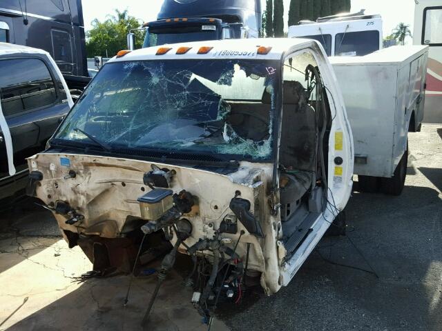 1GBKC34J8YF498417 - 2000 CHEVROLET C3500-HD WHITE photo 2