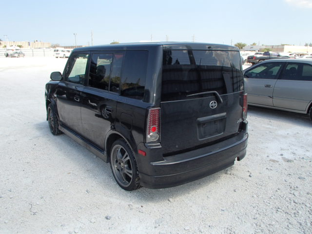 JTLKT334464094938 - 2006 TOYOTA SCION XB BLACK photo 3