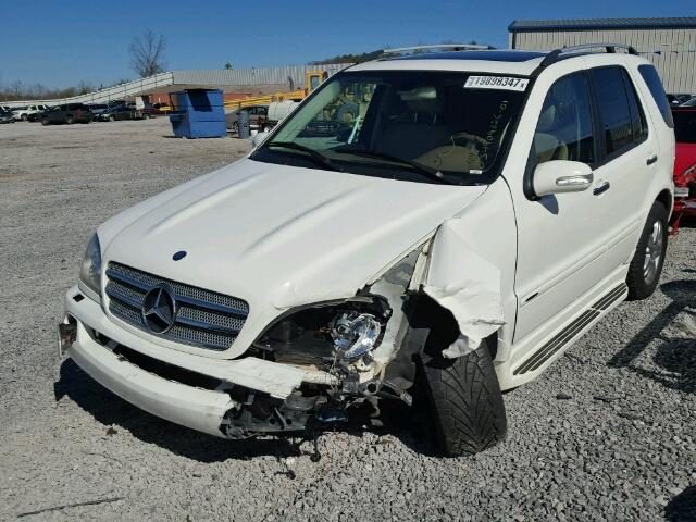 4JGAB75E65A554457 - 2005 MERCEDES-BENZ ML 500 WHITE photo 2