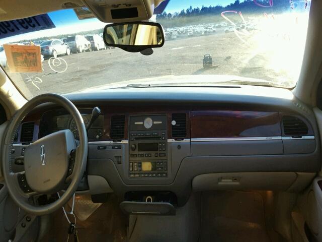 1LNHM81W25Y667584 - 2005 LINCOLN TOWN CAR S GREEN photo 9