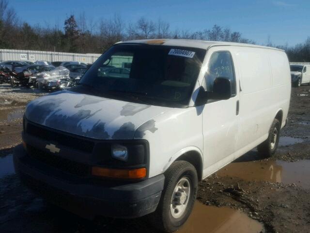 1GCGG25V571108354 - 2007 CHEVROLET EXPRESS G2 WHITE photo 2