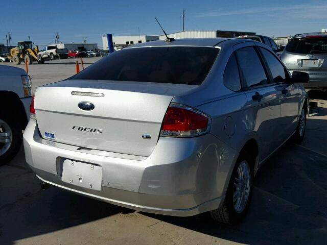 1FAHP3FNXAW254029 - 2010 FORD FOCUS SE SILVER photo 4