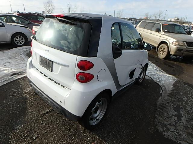 WMEEJ3BA3DK712606 - 2013 SMART FORTWO PUR WHITE photo 4