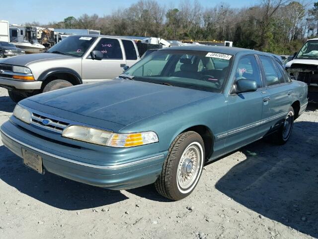 2FALP74W2TX182974 - 1996 FORD CROWN VICT GREEN photo 2