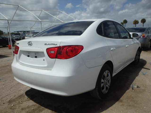 KMHDU46D69U718368 - 2009 HYUNDAI ELANTRA GL WHITE photo 4