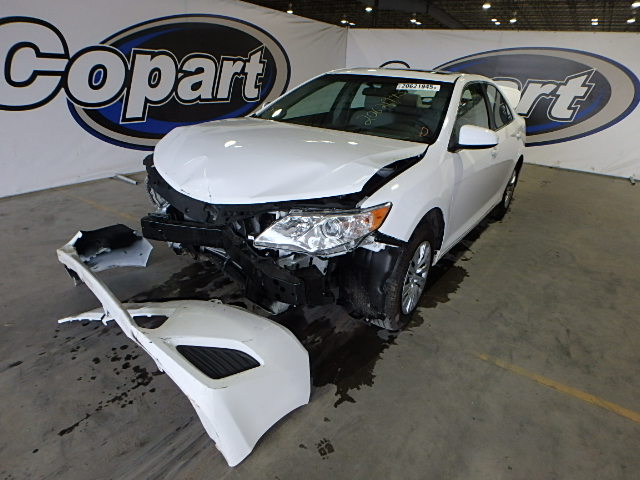 4T1BF1FK0EU470028 - 2014 TOYOTA CAMRY L WHITE photo 2