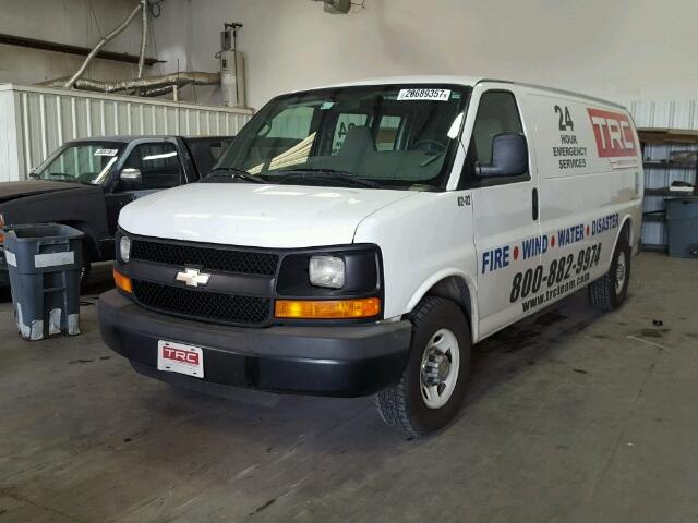 1GCGG29K091136016 - 2009 CHEVROLET EXPRESS G2 WHITE photo 2