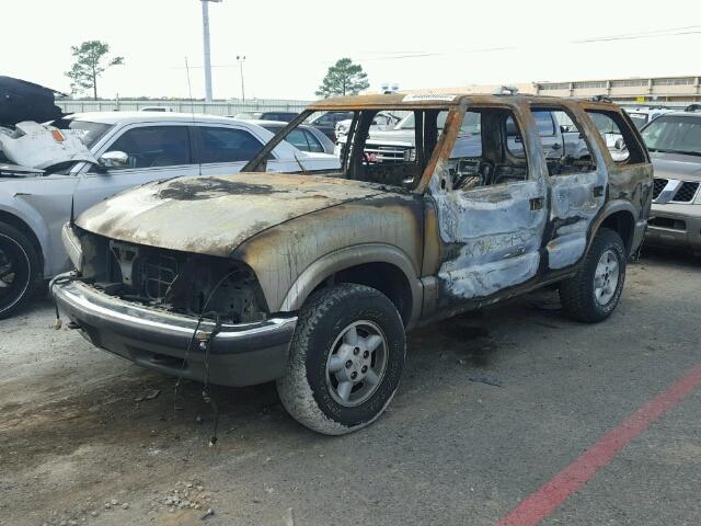 1GNDT13W6Y2311101 - 2000 CHEVROLET BLAZER BURN photo 2