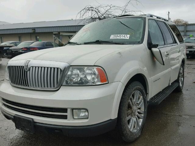 5LMFU28565LJ15923 - 2005 LINCOLN NAVIGATOR WHITE photo 2