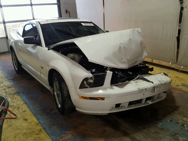 1ZVFT82H755255920 - 2005 FORD MUSTANG GT WHITE photo 1