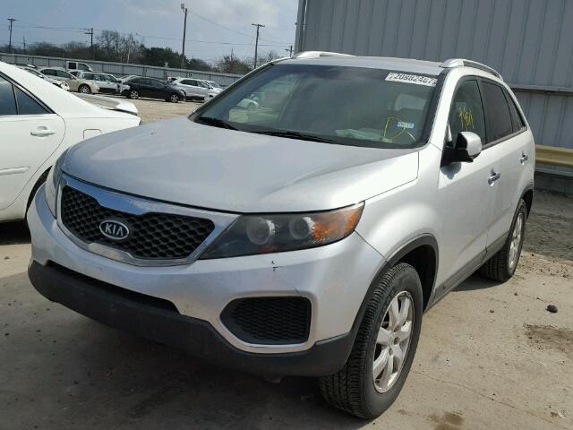 5XYKT4A28DG402615 - 2013 KIA SORENTO LX SILVER photo 2