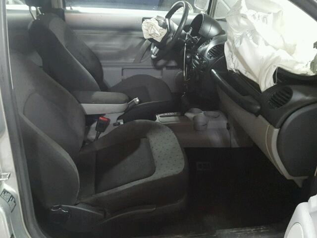 3VWCK21C21M437179 - 2001 VOLKSWAGEN NEW BEETLE 银色 照片 5