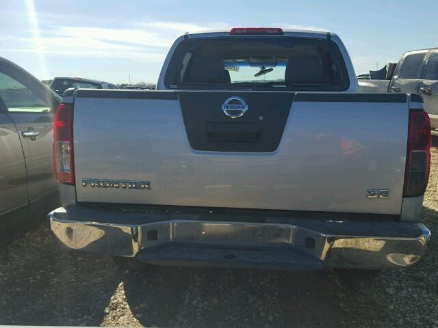 1N6AD07U08C444794 - 2008 NISSAN FRONTIER C SILVER photo 6