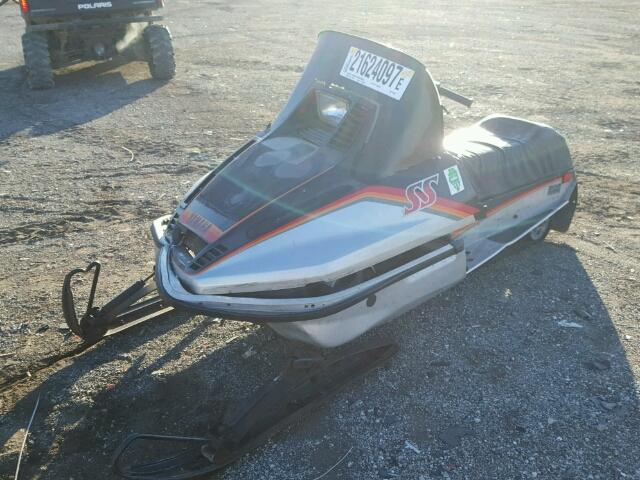 80R001686 - 1985 YAMAHA SNOWMOBILE SILVER photo 2