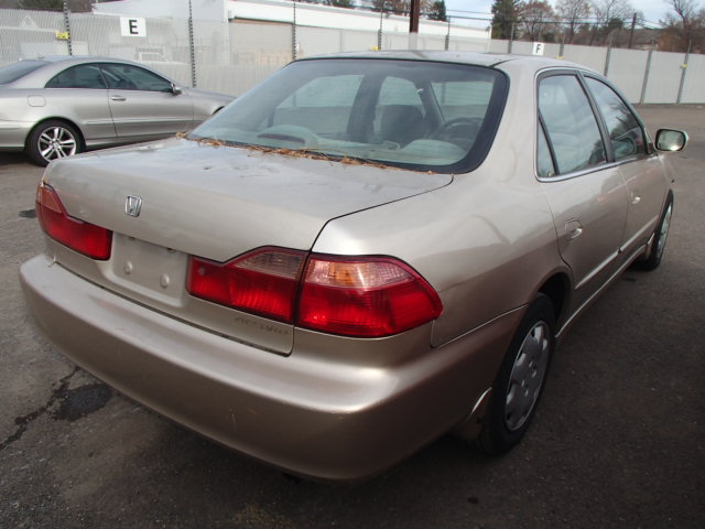 1HGCG655XYA040366 - 2000 HONDA ACCORD LX GOLD photo 4