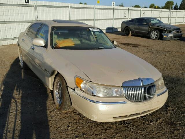 1LNHM83W7XY658461 - 1999 LINCOLN TOWN CAR C BEIGE photo 1