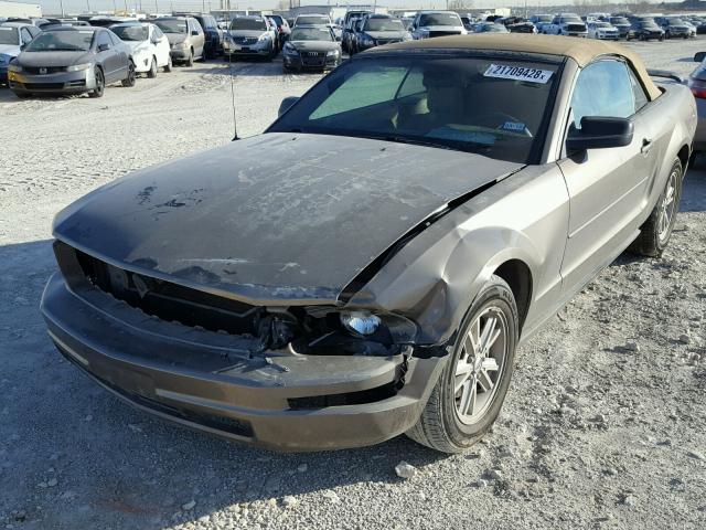 1ZVFT84NX55182416 - 2005 FORD MUSTANG GRAY photo 2