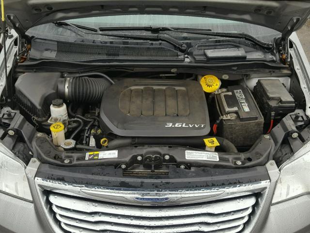 2C4RC1BGXER383800 - 2014 CHRYSLER TOWN & COU SILVER photo 7