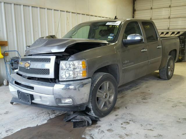 3GCPCSE0XDG221701 - 2013 CHEVROLET SILVERADO SILVER photo 2