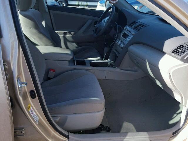 4T4BF3EK0BR114208 - 2011 TOYOTA CAMRY BASE ოქროსფერი ფოტო 5