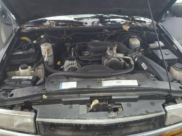 1GCCS19W6Y8295736 - 2000 CHEVROLET S10 BLACK photo 7