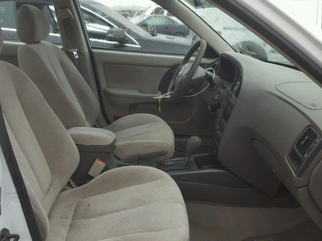 KMHDN46D75U050572 - 2005 HYUNDAI ELANTRA GL WHITE photo 5