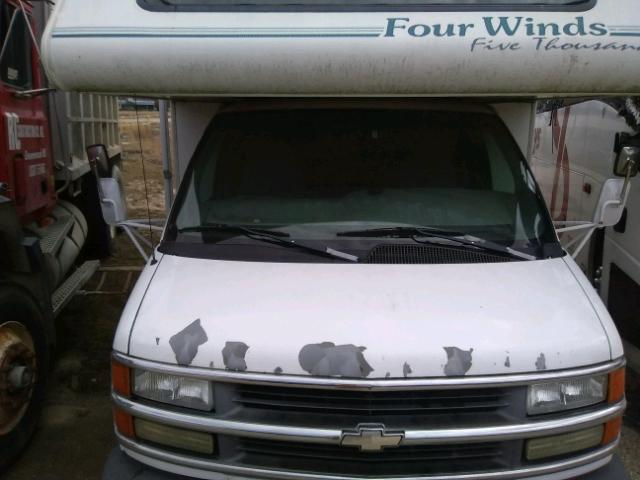 1GBJG31R5W1100908 - 1998 CHEVROLET EXPRESS G3 WHITE photo 9