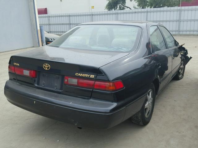 JT2BG28KXW0106902 - 1998 TOYOTA CAMRY LE BLACK photo 4