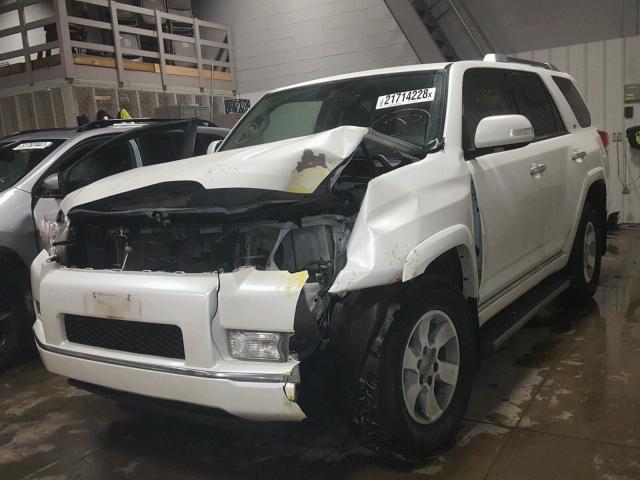 JTEBU5JR4C5083233 - 2012 TOYOTA 4RUNNER SR WHITE photo 2