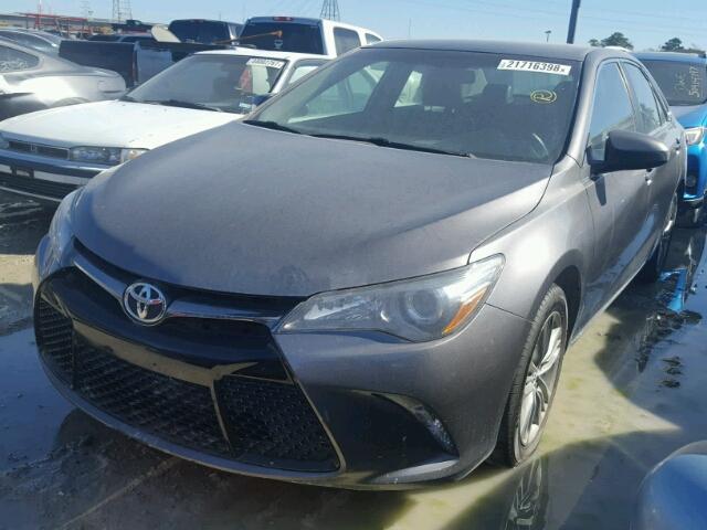 4T1BF1FK0GU574554 - 2016 TOYOTA CAMRY LE 灰色 照片 2