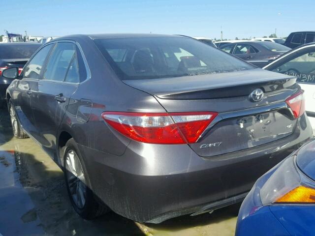 4T1BF1FK0GU574554 - 2016 TOYOTA CAMRY LE GRAY photo 3