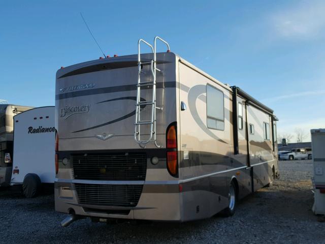 4UZAAHDC04CN28190 - 2004 FREIGHTLINER CHASSIS X TAN photo 4