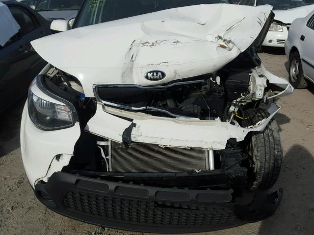 KNDJN2A24F7221893 - 2015 KIA SOUL WHITE photo 7