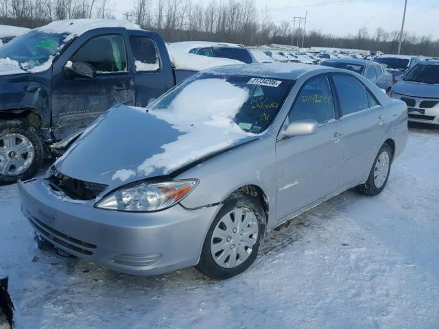 4T1BE32K32U067418 - 2002 TOYOTA CAMRY LE SILVER photo 2