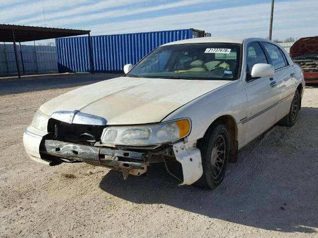 1LNHM82W11Y647657 - 2001 LINCOLN TOWN CAR S WHITE photo 2