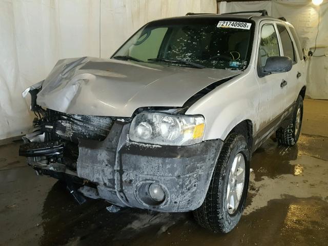 1FMCU93156KD40179 - 2006 FORD ESCAPE XLT SILVER photo 2